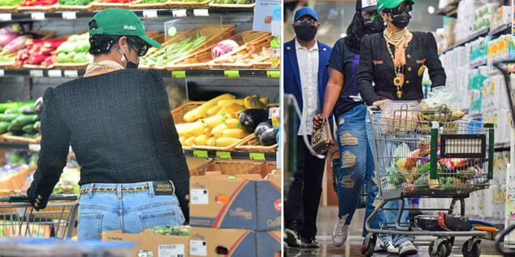 The richest female musician in the world chooses vegetables – Rihanna dressed in a “Chanel” jacket was photographed without protection The richest female musician in the world chooses vegetables – Rihanna dressed in a “Chanel” jacket was photographed without protection