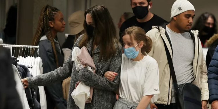 Angelina Jolie was photographed with her daughter while shopping at H&M Angelina Jolie was photographed with her daughter while shopping at H&M