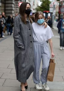 Angelina Jolie and her daughter Vivienne1