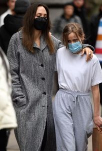 Angelina Jolie and her daughter Vivienne3