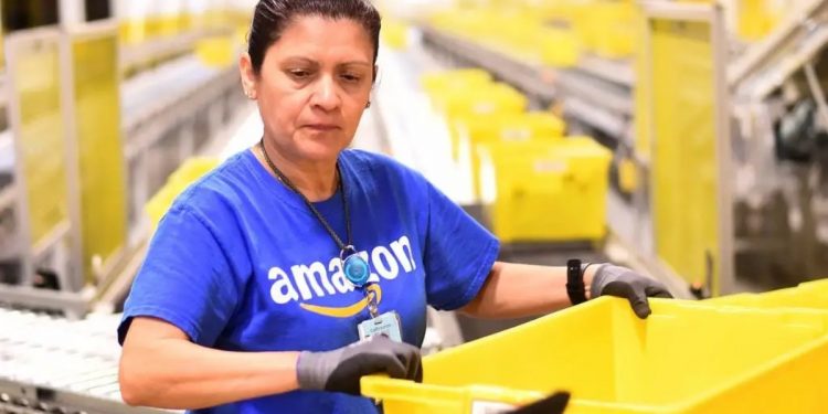 Amazon is ready to pay employees a Christmas bonus Amazon is ready to pay employees a Christmas bonus