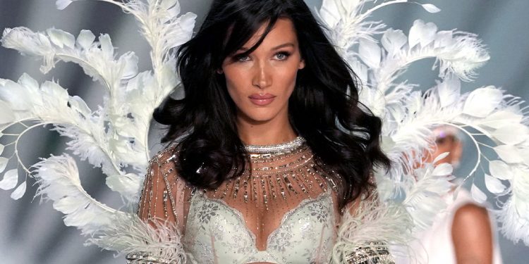 (Photos) Bella Hadid returns to “Victoria’s Secret” (Photos) Bella Hadid returns to “Victoria’s Secret”