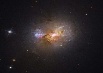 Astronomers have observed how a giant black hole “raises” the stars