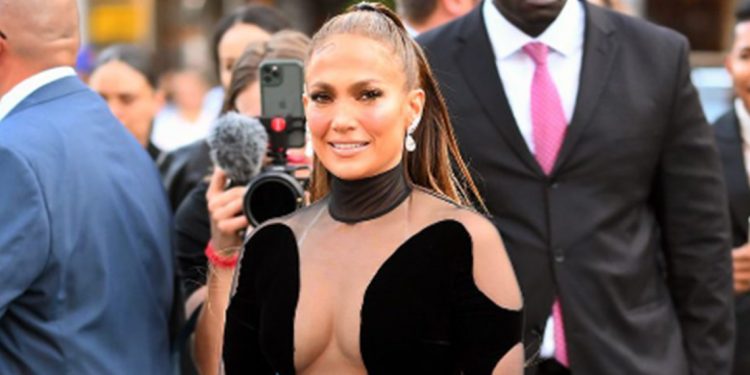 Jennifer Lopez conquered the red carpet in a Tom Ford “naked” black dress Jennifer Lopez conquered the red carpet in a Tom Ford “naked” black dress