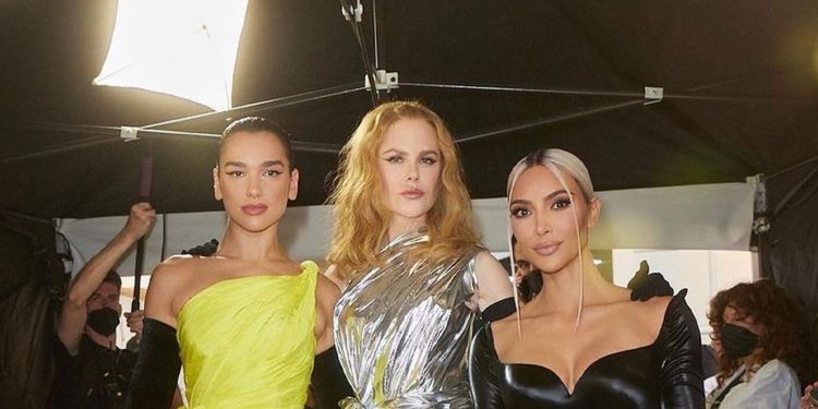 Nicole Kidman hot, but at the same time cold in a silver dress ( With Video) Nicole Kidman hot, but at the same time cold in a silver dress ( With Video)