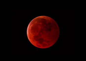 Why does the moon turn a bloody color? (Animation)