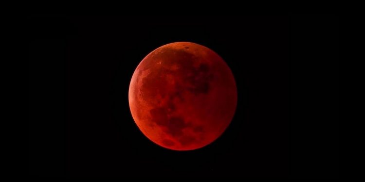 Why does the moon turn a bloody color? (Animation) Why does the moon turn a bloody color? (Animation)