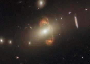 Incredible Hubble Image Reveals a Bizarre Galaxy ‘Mirror’