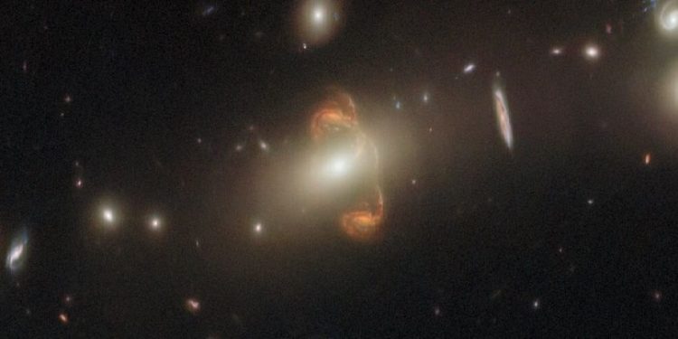 Incredible Hubble Image Reveals a Bizarre Galaxy ‘Mirror’ Incredible Hubble Image Reveals a Bizarre Galaxy ‘Mirror’