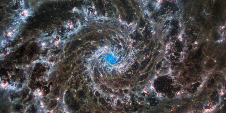 Hubble vs Webb – One galaxy through two telescope eyes Hubble vs Webb – One galaxy through two telescope eyes