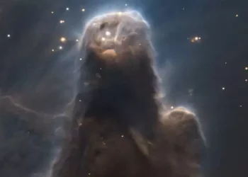This Stunning Dark Nebula Looks Like a Cosmic Sentinel Watching The Stars