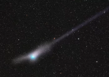 Optical illusion gives rare green comet an ‘anti-tail’ that seemingly defies physics