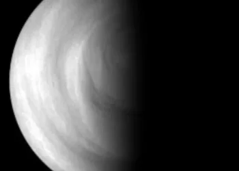 Between Venus’ atmospheric currents, a layer of reactive oxygen