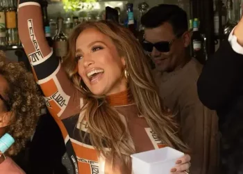 Jay Lo’s latest photos have flooded the Internet.