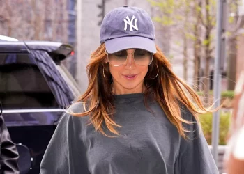 Jennifer Lopez, 54, reveals incredibly toned abs in tiny crop top and leggings